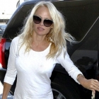  Pamela Anderson makes no effort in unflattering white T-shirt dress