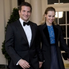  Bradley Cooper & Suki Waterhouse Hold Hands at White House Dinner