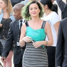  Katy Perry Shows off her tiny Waist in a figure-hugging Dress