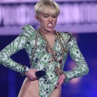  Miley Cyrus asks Fans ‘to Kiss Members of the Same Sex and take Pills’ during First London Show