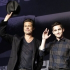  Brad Pitt wins over the South Korean media with a simple wave of his hat