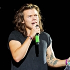  One Direction’s Harry Styles Corrects Fan’s Grammatically Incorrect Poster