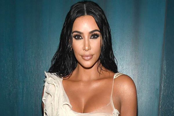  Kim Kardashian Offers Lunch With The Kardashian Sisters For All In Challenge