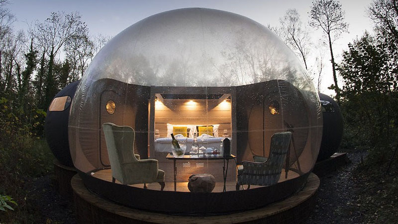  IRELAND’S BUBBLE DOMES LET YOU SLEEP UNDER THE STARS