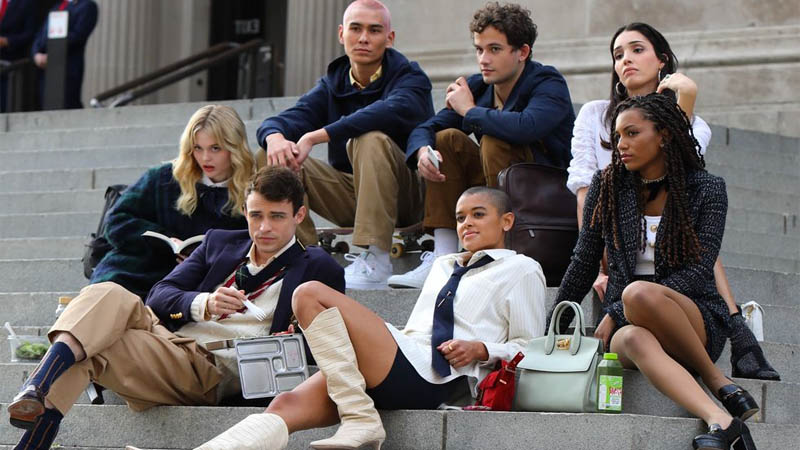  Here’s Your New Gossip Girl Cast on the Iconic Steps of the Met Museum