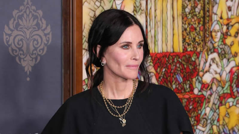  Courteney Cox ‘tried to chase’ her ‘Friends’ youth by ‘doing stuff’ to her face: REPORTS