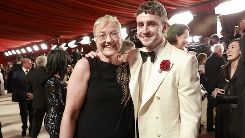  Paul Mescal Brings Mom to Emotional ‘Gladiator II’ Premiere After Her Cancer Battle Triumph